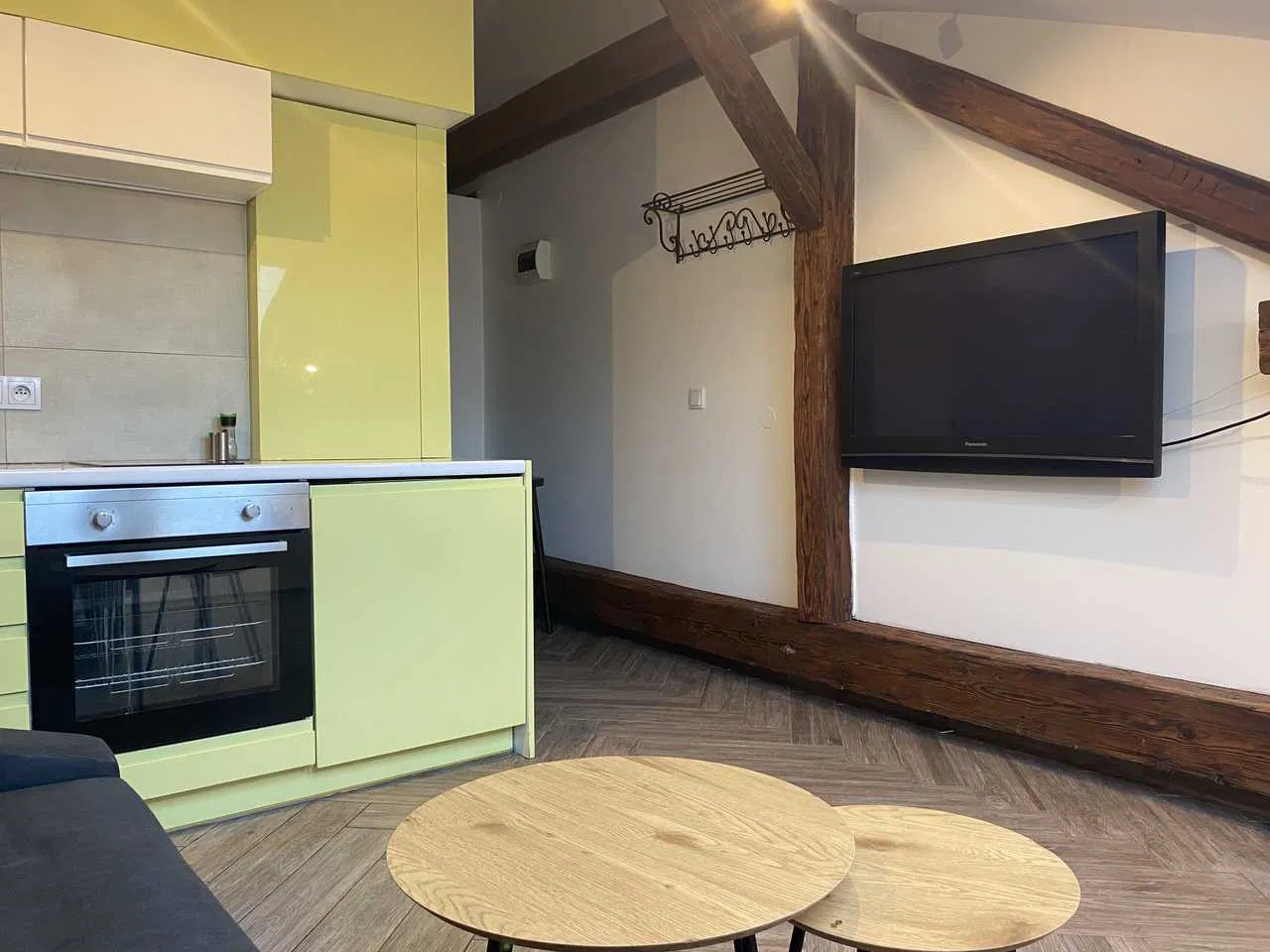 Duży salon z kominkiem